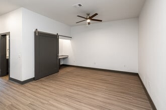 Big Emma Apartments in Springdale, AR - Building Photo - Interior Photo