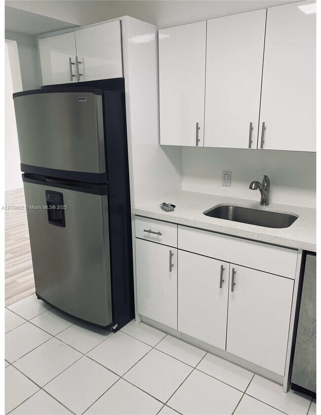 13155 Ixora Ct, Unit 305 in North Miami, FL - Building Photo - Building Photo