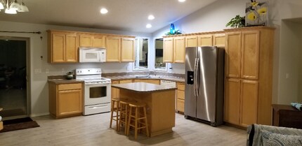 1738 Salmon River St NW in Salem, OR - Building Photo - Building Photo