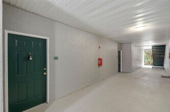 18001 Richmond Pl Dr in Tampa, FL - Foto de edificio - Building Photo