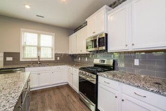 550 W Copenhaver Dr in Clayton, NC - Building Photo - Building Photo