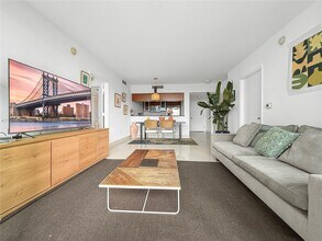 1800 N Bayshore Dr, Unit 1810 in Miami, FL - Building Photo - Building Photo