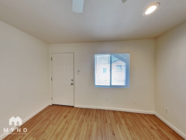 5631 53rd St in Sacramento, CA - Foto de edificio - Building Photo