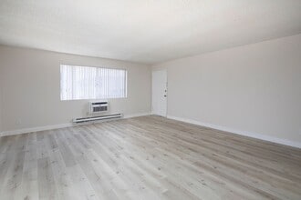 12502 Oak Knoll Rd in Poway, CA - Building Photo - Building Photo