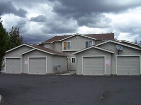 2150 SW Canyon Dr in Redmond, OR - Building Photo