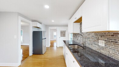 52 Newcomb St in Quincy, MA - Foto de edificio - Building Photo