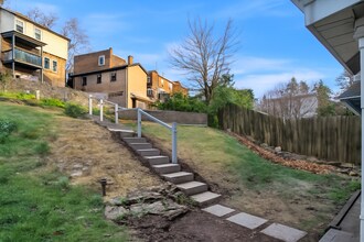 1644 McFarland Rd in Pittsburgh, PA - Foto de edificio - Building Photo