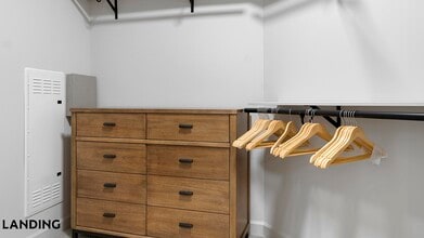 2420 Peachtree Rd NW in Atlanta, GA - Foto de edificio - Building Photo