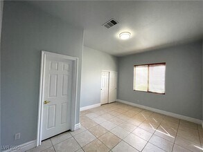70 Castle Creek Ct in Las Vegas, NV - Foto de edificio - Building Photo