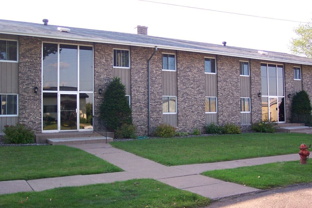 246 Ashland Ct in Ironwood, MI - Building Photo