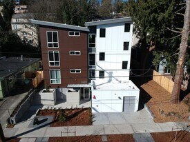 5221 Ravenna Ave NE in Seattle, WA - Building Photo