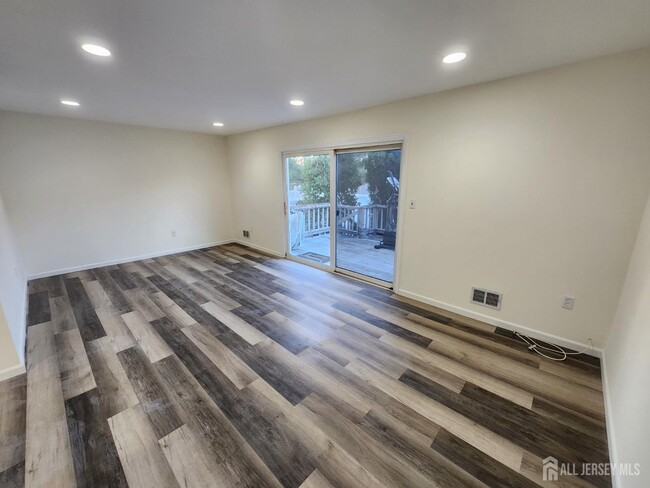 30 Rosewood Ct in Sayreville, NJ - Building Photo - Building Photo