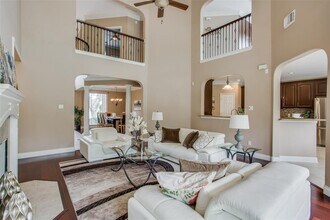 28 Twin Valley Dr in Sugar Land, TX - Foto de edificio - Building Photo