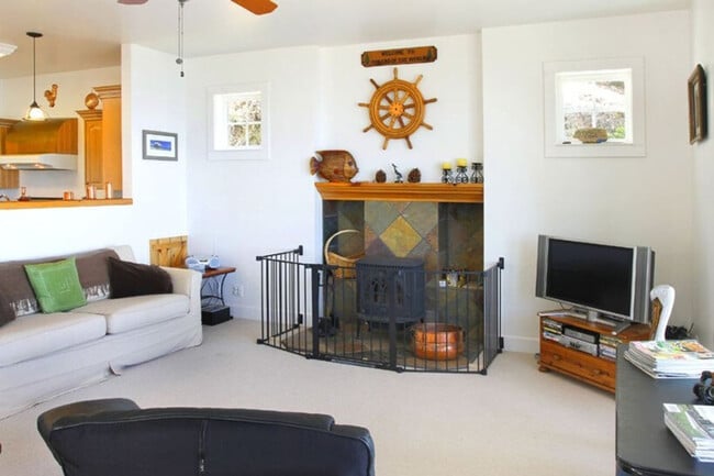 22095 Lee Dr in Jenner, CA - Building Photo - Building Photo