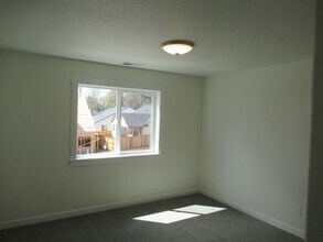 394 NW Denton Ave in Dallas, OR - Building Photo - Building Photo