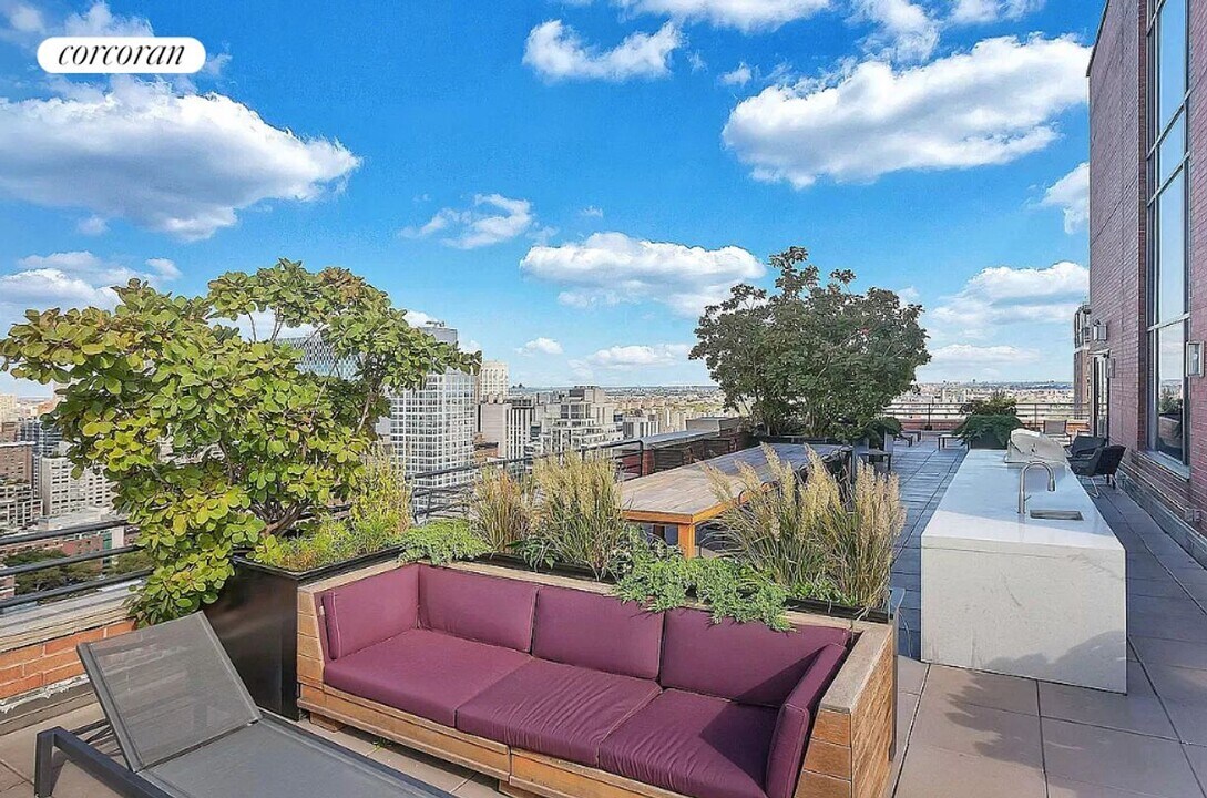 300 E 64th St in New York, NY - Building Photo