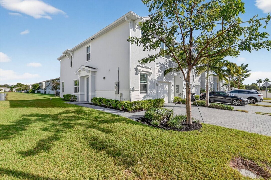 4645 Meyerson Pl in Greenacres, FL - Foto de edificio