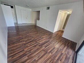 211 Lake Pointe Dr in Oakland Park, FL - Building Photo - Building Photo