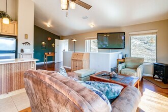 799 Lookout Point Cir in South Lake Tahoe, CA - Building Photo - Building Photo