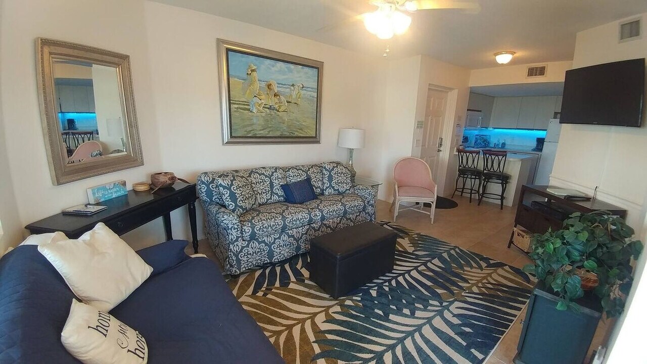 8600 Ridgewood Ave in Cape Canaveral, FL - Foto de edificio