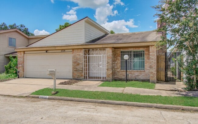 6326 Briar Terrace Dr in Houston, TX - Building Photo - Building Photo