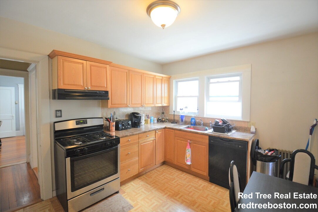 18 Hunnewell Ave, Unit 2 in Boston, MA - Building Photo