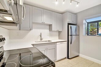 116 Gardens Dr, Unit 202 in Pompano Beach, FL - Foto de edificio - Building Photo