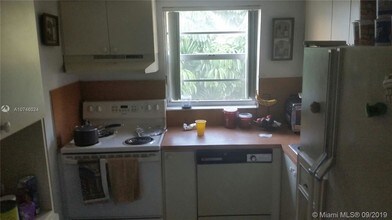 7125 Bonita Dr-Unit -205 in Miami Beach, FL - Foto de edificio - Building Photo