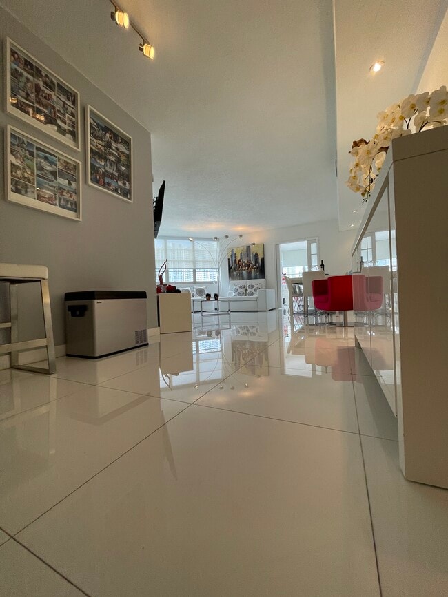 801 Brickell Bay Dr, Unit 671 in Miami, FL - Building Photo - Building Photo