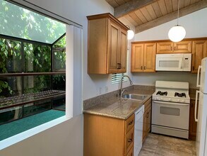 2491 S Barrington Ave, Unit 2491 in Los Angeles, CA - Building Photo - Building Photo
