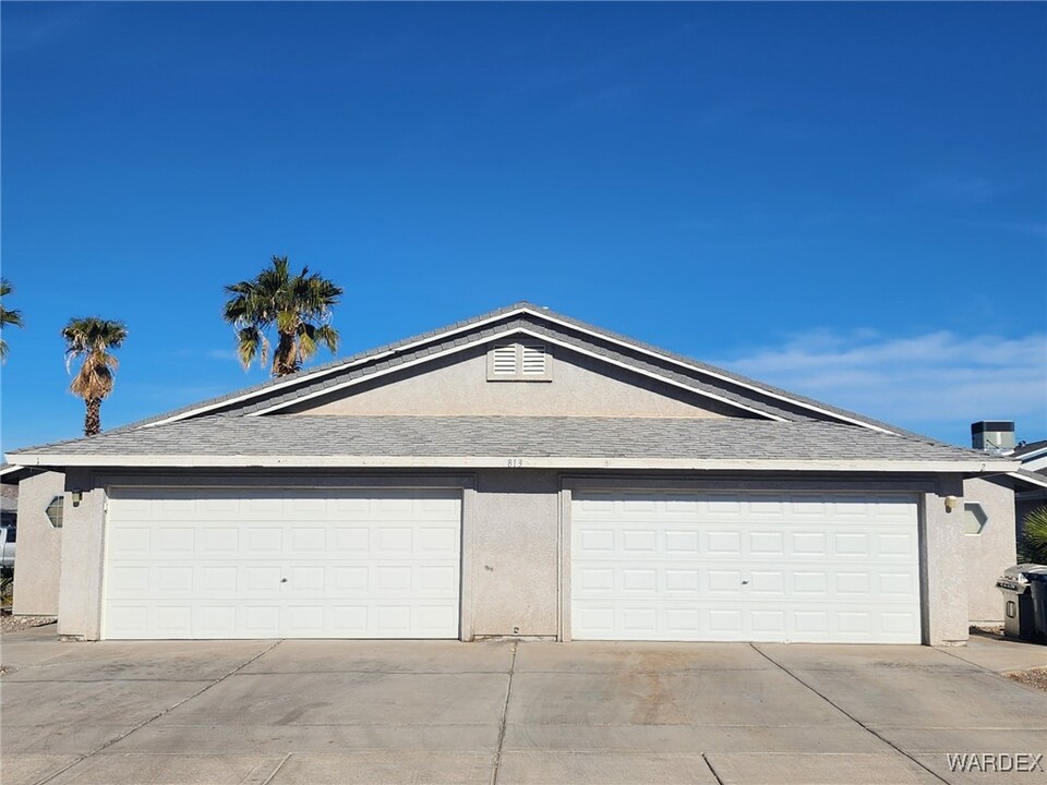 813 Gemstone Ave in Bullhead City, AZ - Foto de edificio