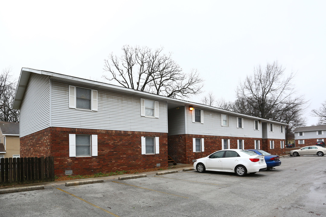 East Grove Village Apartments in Springfield, MO - Foto de edificio