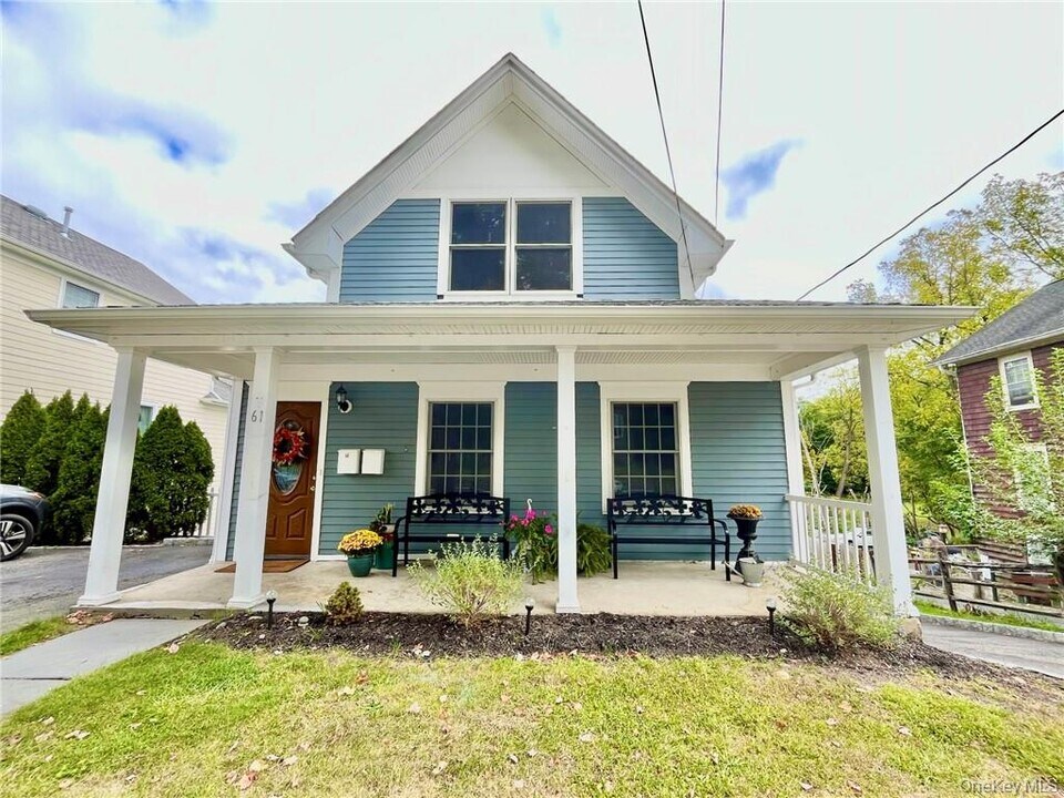 61 South St in Warwick, NY - Building Photo