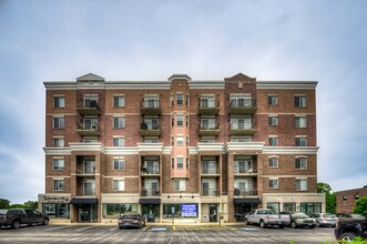 238 E Irving Park Rd, Unit 501 in Wood Dale, IL - Foto de edificio - Building Photo