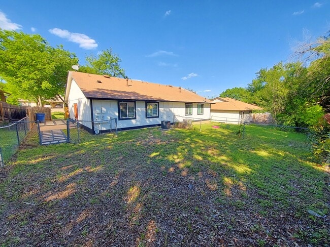 111 Meteor Dr, Unit A in Austin, TX - Building Photo - Building Photo