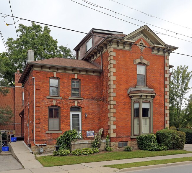 102 West Ave S in Hamilton, ON - Building Photo - Primary Photo