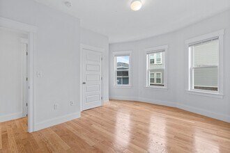 8 Roach St, Unit 1 in Boston, MA - Building Photo - Building Photo