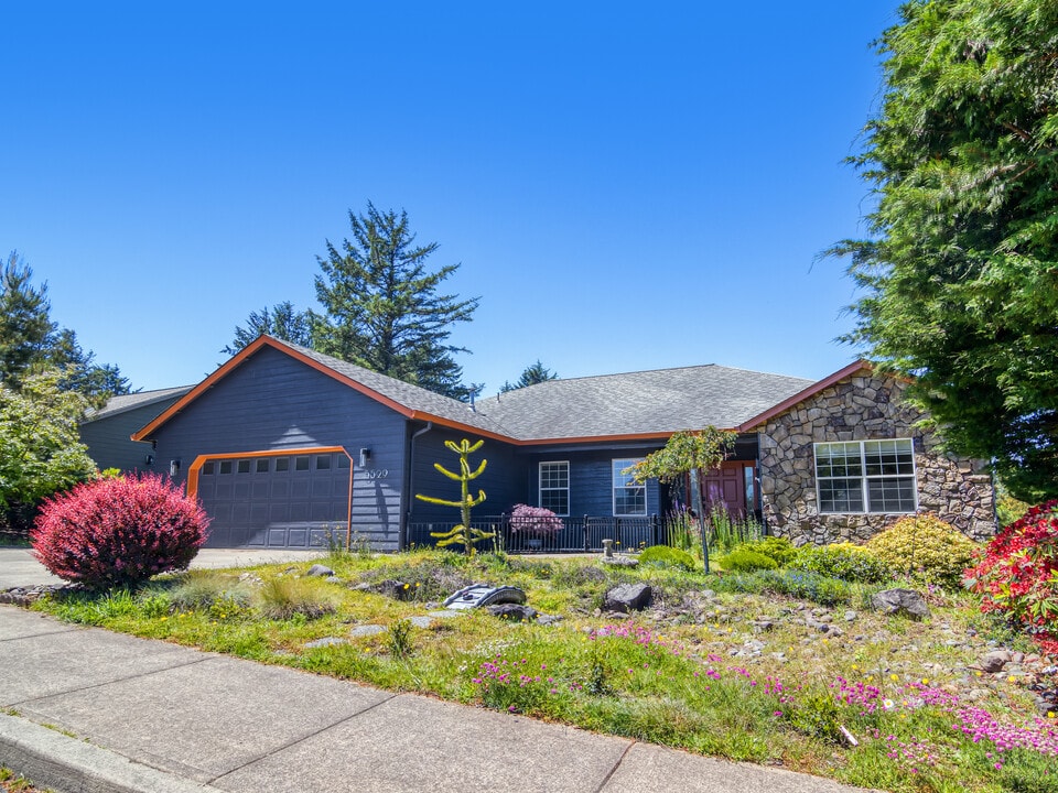 5529 NE Voyage Ave in Lincoln City, OR - Building Photo