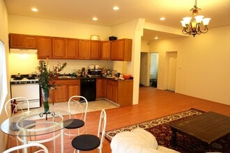 1142 W 37th Pl in Los Angeles, CA - Building Photo - Building Photo