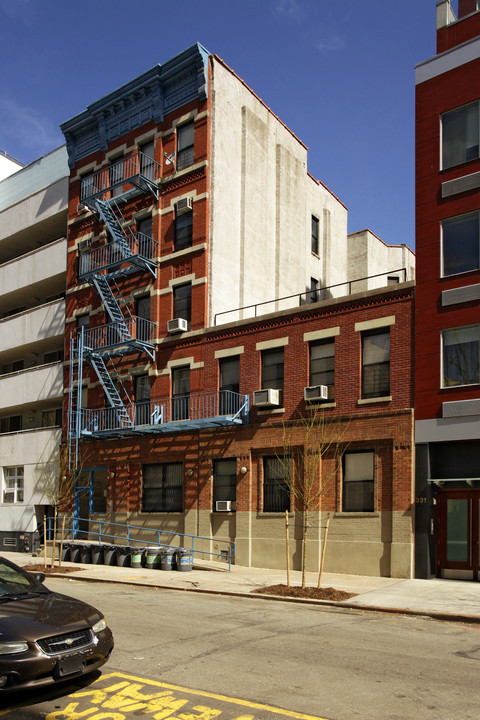 327 E Eighth St in New York, NY - Building Photo