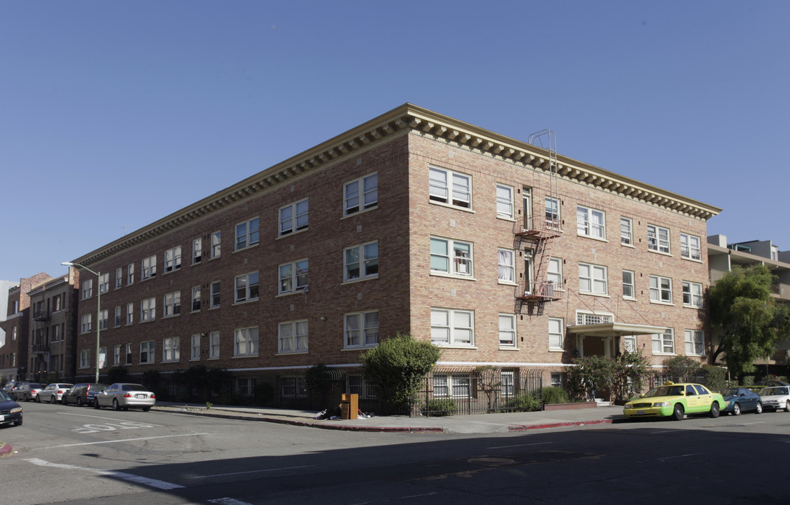 Commodore Apartments in Oakland, CA - Building Photo