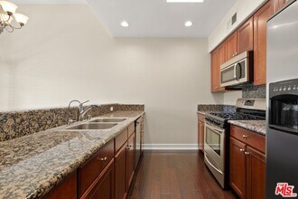 4202 Whitsett Ave in Los Angeles, CA - Building Photo - Building Photo