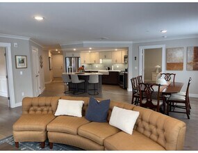 2075 Lafayette Rd, Unit A12 in Portsmouth, NH - Foto de edificio - Building Photo