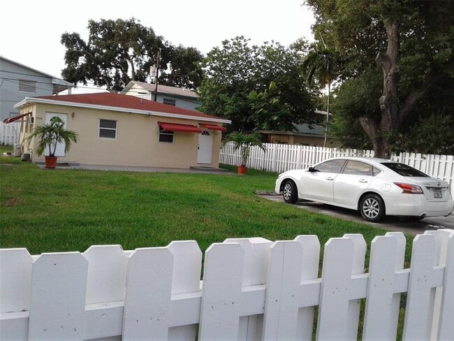 6129 Garfield St in Hollywood, FL - Foto de edificio - Building Photo