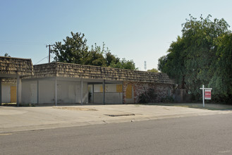 632-644 E Kaweah Ave in Visalia, CA - Foto de edificio - Building Photo