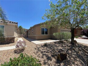 1000 Aspen Cliff Dr in Henderson, NV - Building Photo - Building Photo