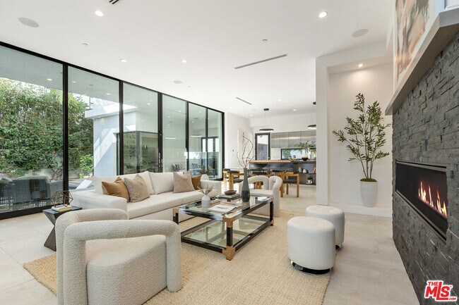 1621 N Fairfax Ave in Los Angeles, CA - Building Photo - Building Photo