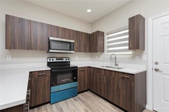 10 La Vista Ave W in McAllen, TX - Building Photo - Building Photo