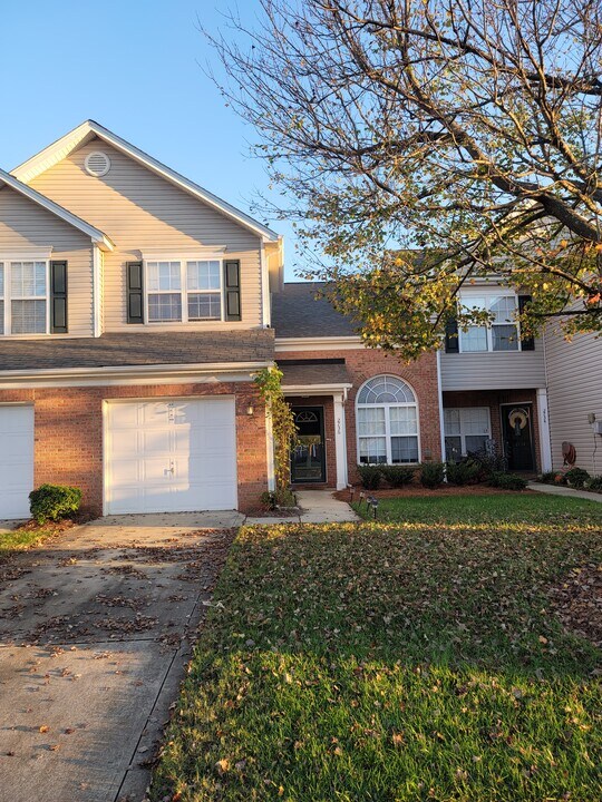 2736 Mill Valley Ct in Matthews, NC - Building Photo