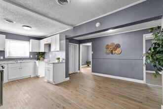 1106 Oak St in Grand Prairie, TX - Building Photo - Building Photo